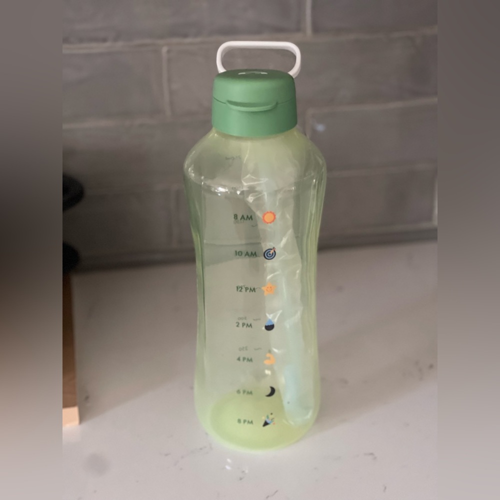 NWT XL Tupperware Water Bottle with Handle and Flexible Straw